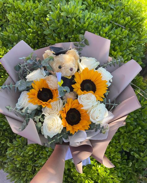 Cutest little graduation bouquet 🤍 (Teddy Bear included) Order your grad bouquet today! Text (559) 331-1351 or dm @lilyyscreations to place an order today 💐 Bouquet Teddy Bear, Grad Bouquet, Grad Flowers, Graduation Bouquet, Graduation Bear, Placing An Order, Place An Order, Grad Party, Grad Parties