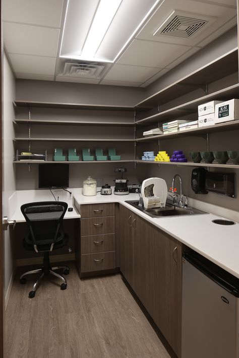 Home Medical Room, Dental Office Layout Floor Plans, Clinical Office Design, Dentistry Office Design Waiting Rooms, Injection Room Design, Dental Laboratory Design Interiors, Greenery Accent Wall, Laboratory Design Interior, Dentistry Office Design