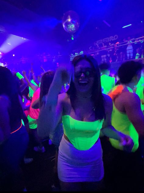 Neon Party Fits, Neon Outfits Party Night, Neon Outfits Party, Neon Party Outfits, Uv Party, Sweet 16 Party Themes, All White Party Outfits, Neon Birthday Party, White Party Outfit