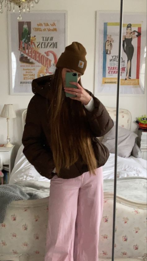 Pink trousers and brown puffer carhartt beanie style inspo outfit ideas aesthetic Outfit With Brown Beanie, Pink And Brown Outfit Winter, Carhartt Women Outfits Aesthetic, Beanie Women Outfit, Pink And Brown Outfit Aesthetic, Carhartt Beanie Outfit Winter, Brown Carhartt Beanie Outfit, Outfits With Beanies Aesthetic, Carhartt Beanie Outfit Women