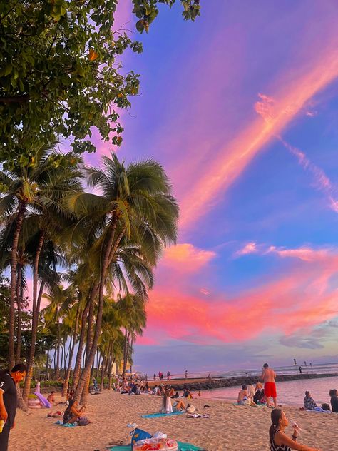 #sunset #hawaii #sunsetphotography #traveling #travel #aesthetic #aesthetic Hawaii Beach Sunset, Hawaii Sunset, Moving To Hawaii, Hawaii Pictures, Beach Inspo, Watch The Sunset, Hawaii Life, Hawaii Beach, Honolulu Hawaii