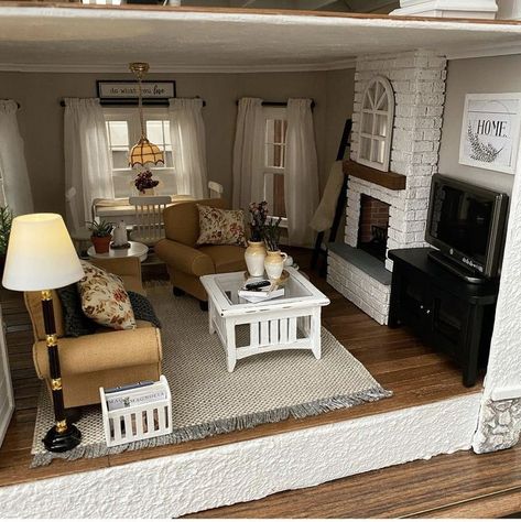 Dollhouse Family Room, Modern Dollhouse Living Room, Dollhouse Game Room, Victoria's Farmhouse Dollhouse Interior Ideas, Dolls House Living Room, Living Room Dollhouse, Miniature Living Room Diy, Dollhouse Dining Room Ideas, Vermont Farmhouse Jr Dollhouse Interior