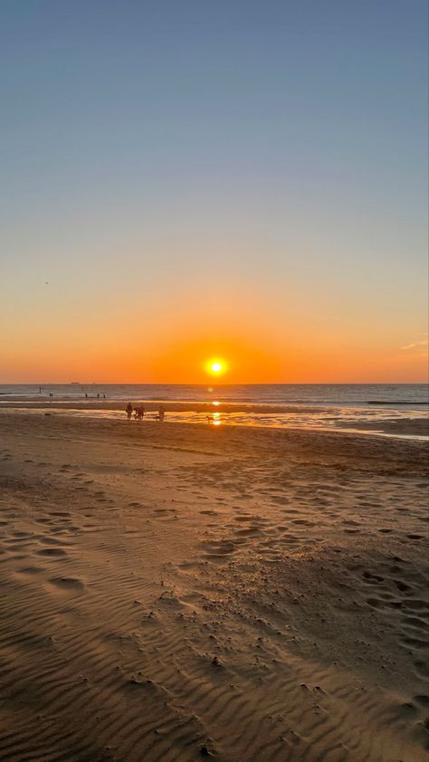 Beautiful Sky Pictures, Sunset On Beach, Sunsets And Sunrises, Summer Diary, Ocean Treasures, Beach Sunrise, Orange Sunset, Sky Pictures, Sunrise Beach