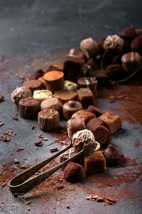 Chocolatier Shop, Truffle Chocolate, Chocolate Shots, Chocolate Ideas, Chocolate Photos, Dark Food Photography, Chocolate Pictures, Keto Chocolate Cake, Chocolate Diy