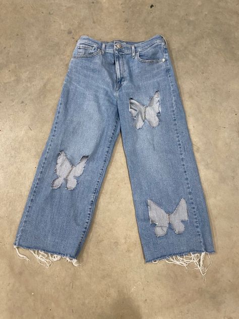 Butterfly Cutout Jeans, Patched Jeans Diy, Cut Up Jeans, Jeans With Chains, Cutout Pants, Cut Out Jeans, Butterfly Cutout, Fashion Design Classes, Thrift Flip