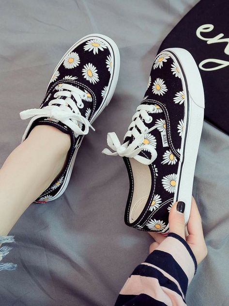 Daisy Shoes, Canvas Shoes Diy, Daisy Canvas, Vans Shoes Fashion, Painted Shoes Diy, Cute Vans, Painted Canvas Shoes, Custom Painted Shoes, Custom Shoes Diy