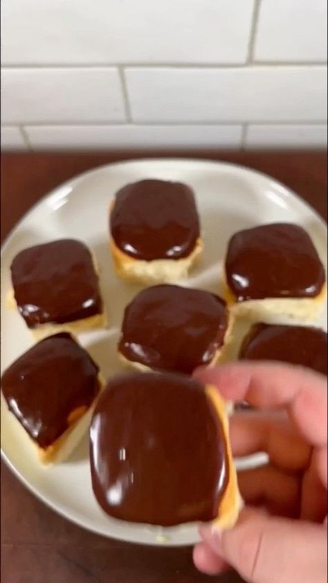 Boston Cream Hawaiian Rolls, Dunkin Donuts Boston Cream Donut Recipe, Cream Filled Donut Recipe Easy, Homemade Boston Cream Donut, Creme Filled Donut Recipe, Hawaiian Doughnut, Boston Cream Donut, Cream Donut, Cake Sparklers