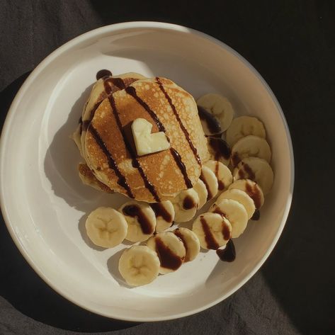 Pancakes With Chocolate Syrup, Banana Heart, Banana Chocolate Chip Pancakes, Butter Pancakes, Perfect Pancakes, Healthy Lifestyle Food, Banana Pancakes, Chocolate Syrup, Chocolate Peanut Butter