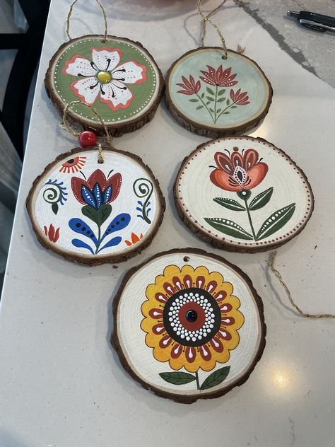 This is a beautiful Christmas ornament set of folk art hand painted designs. Perfect for any tree... bring home that country chic look with these natural wood rounds delicately painted and pre hung.  These ornaments ship free within Canada and the USA. If you live outside of the shipping area please contact seller .  Seller is not responsible for any taxes or duty charged by your country during shipping. How To Paint Folk Art, Paint Wood Ornaments, Painted Wood Rounds, Modern Folk Art Painting, Folk Art Ornament, Applique Wall Hanging, Modern Folk Art, Painted Pots Diy, Wood Slice Art