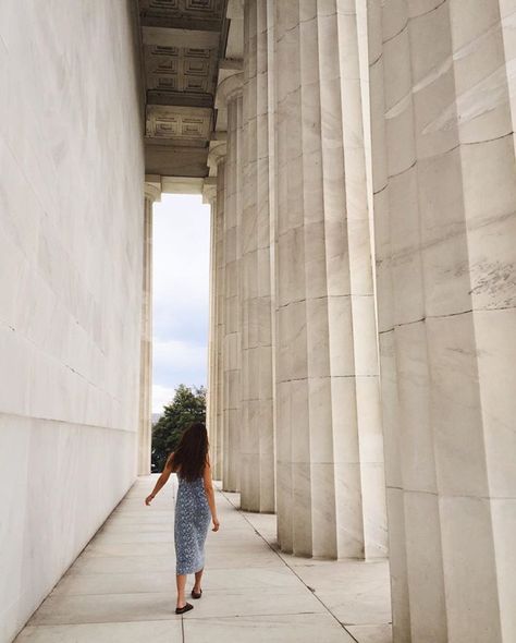 Lincoln memorial Lincoln Memorial Photo Ideas, Washington Dc Senior Pictures, Washington Dc Photoshoot Ideas, Dc Monument Photoshoot, Lincoln Memorial Photoshoot, Dc Moodboard, Washington Dc Outfit, Dc Photoshoot, Weekend In Dc