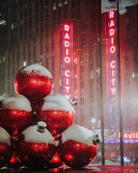 Nyc Snow, Rockefeller Center Christmas Tree, Christmas Symbols, Christmas In New York, Tavern On The Green, Christmas Spectacular, Nyc Christmas, Radio City Music Hall, Red Ornaments