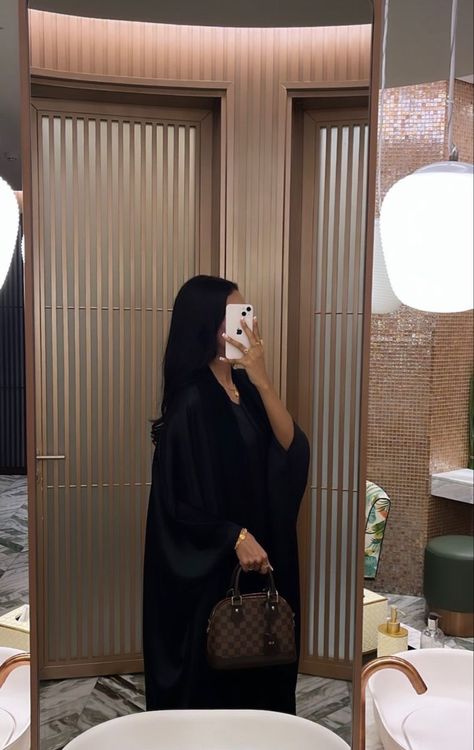 Abaya Aesthetic Black, Abaya Instagram Story, Dubai Bling, Summer Modest Outfits, Khaleeji Abaya, Elegant Abayas, Mode Abayas, Abaya Outfit, Abaya Black