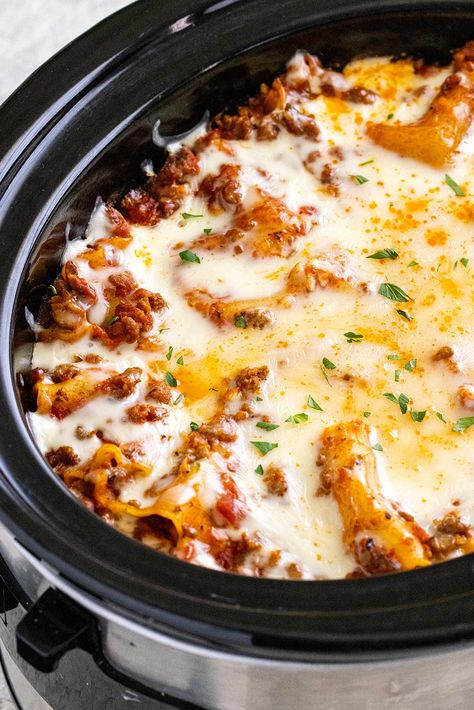 Crockpot Lasagna Recipe - Jessica Gavin Easy Crockpot Lasagna, Crockpot Lasagna Recipe, Easy Crockpot Lasagna Recipe, Crockpot Lasagna Easy, Crock Pot Lasagna Recipe, Slow Cooker Chicken Thighs, Baked Lasagna, Crockpot Lasagna, Slow Cooker Lasagna