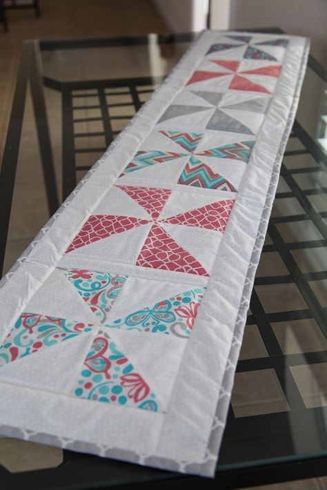 Charm Square Table Runner Free Pattern, Pinwheel Table Runner, Quilting Table, Colchas Quilting, Quilted Table Runners Christmas, Easy Table, Table Runner Tutorial, Bed Runners, Table Topper Patterns