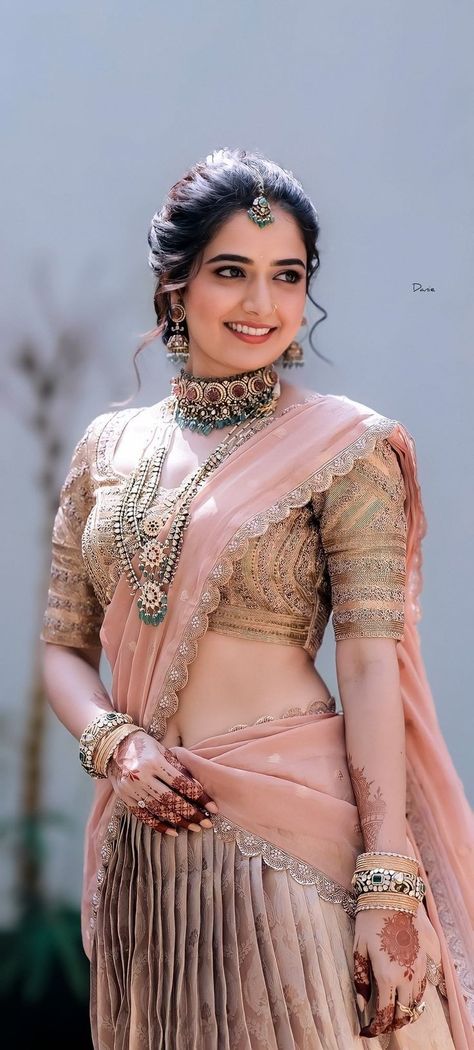 Ashika Ranganath Saree, Lehenga For Engagement, Ashika Ranganath, Beauty Crush, Human Pictures, Rare Features, Actress Hairstyles, Beautiful Paris, Saree Navel