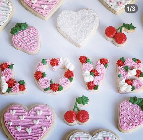 Heart Cookies Decorated, Buttercream Cookies, Baking Hobby, Frosted Cookies, Valentines Cookies, Sugar Cookie Cakes, Valentine Sugar Cookies, Buttercream Decorating, Valentines Baking