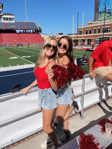 Liberty University Outfits, Liberty University Aesthetic, Football Game Day Outfit, College Game Day Outfit, Outfit Poses, College Vision Board, College Game Day, College Football Games, College Game Days