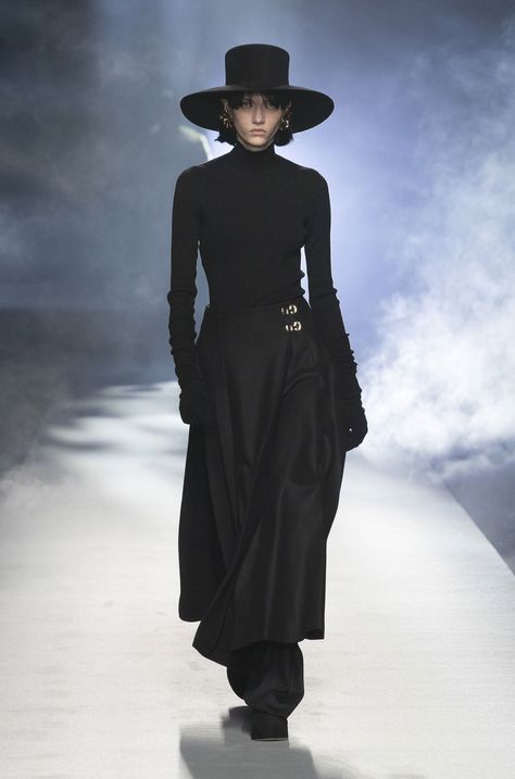 Southern Gothic Fashion, Southern Gothic, Gothic Aesthetic, Milano Fashion Week, Moda Vintage, Alberta Ferretti, Black Hat, Dark Fashion, Mode Inspiration