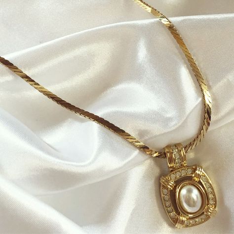 Pearls And Gold Necklace, Vintage Dior Necklace, Decent Jewellery, Dior Pearl Necklace, Necklace Dior, Hindu Jewelry, Ancient Greek Mythology, Indian Wedding Jewelry Sets, Dior Necklace