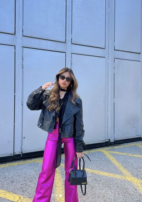 Metallic Pants Outfit, Outfit With Sneakers, Pink Pants Outfit, Engagement Photo Outfits Fall, Outfit Autumn, Anti Fashion, Metallic Pants, Romanoff, Engagement Photo Outfits