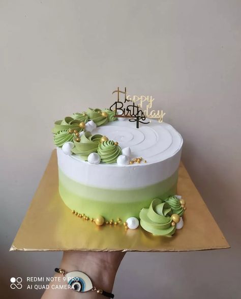 Simple Birthday Cake Designs Ideas, Whipped Cream Cakes Designs, 5 In 1 Torte Cake, New Cake Design 2023, Whip Cream Cake Design, Simple Whipped Cream Cake Design, Anniversary Cake Designs Simple, Pastel Green Cake Simple, Cream Cake Design Birthday