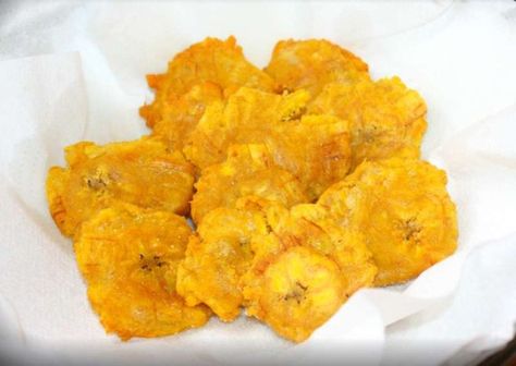 Tostones dominicanos Fried Plantain Recipe, Plantain Fritters, Aip Foods, Green Plantains, Fried Plantains, Plantain Recipes, Cuban Cuisine, Cuban Food, Dominican Food