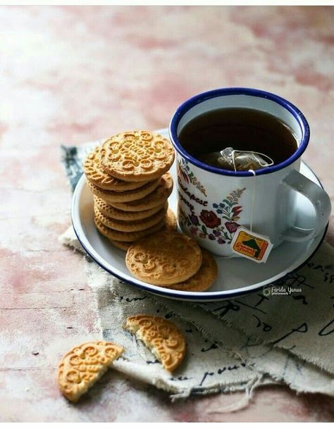 Cookies Photography, Tea And Cookies, Tea Time Food, Desain Quilling, Food Drink Photography, Chocolate Caliente, Tea Break, A Cup Of Tea, Tea Art