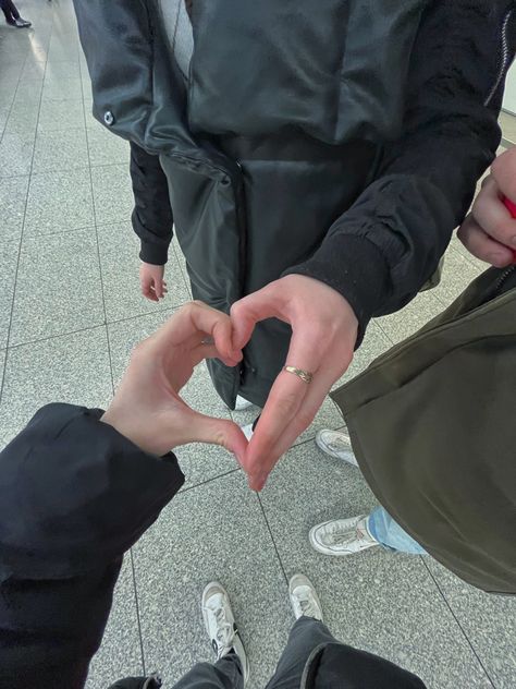 Types Of Hearts With Hands, People Making Heart With Hands, Making A Heart With Hands, Hearts With Hands, Heart From Hands, Heart With Hands, Hand Hearts, Group Selfie, Hand Wallpaper