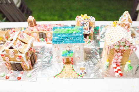 Graham Cracker Gingerbread House Party or Family Night: How to host, plan, and prepare a graham cracker gingerbread house party that everyone will love! #holidayparty #christmasparty #grahamcrackergingerbread #gingerbreadhouse #fridaywereinlove Gingerbread House Building Party, Graham Cracker Gingerbread House Ideas, Graham Cracker Houses, Graham Cracker Gingerbread, Gingerbread House Party, Graham Cracker Gingerbread House, Gingerbread House Ideas, Holiday Houses, Gingerbread House Parties