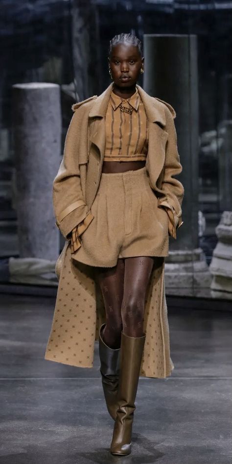 Light Brown Aesthetic Outfit, Fendi Clothing, Refined Fashion, Winter Trends, New Classic, Winter Fashion Outfits, Looks Vintage, Couture Fashion, Look Fashion