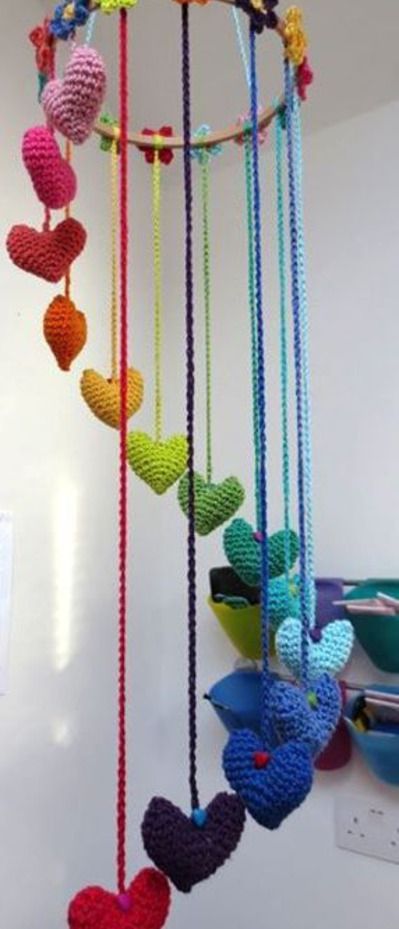 Mobilé aus Blumen und Herzen häkeln                                                                                                                                                                                 Mehr Heart Mobile, Crochet Baby Mobiles, Mobile Hanging, Crochet Mobile, Pola Amigurumi, Haken Baby, Crochet Diy, Crochet Heart, Love Crochet