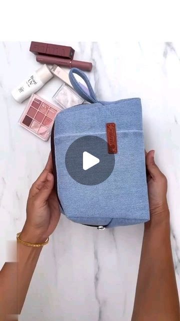 Jeans Pouch Diy, Diy Pouch Bag, Upholstery Bag, Bag From Old Jeans, Sewing Handbag, Denim Bag Patterns, Bags Making, Shorts Diy, Pouch Diy