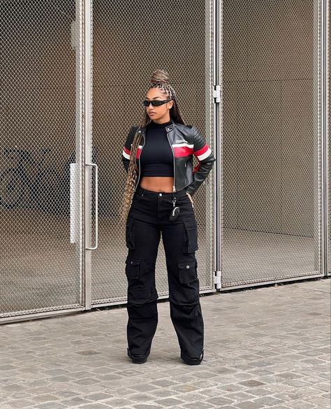 Biker Girl Outfits, Street Style Outfits Casual, Cargo Pants Outfit Women, Cargo Outfit, Jacket Outfit Women, Golden Globes Red Carpet, Look Jean, Streetwear Girl, Fasion Outfits