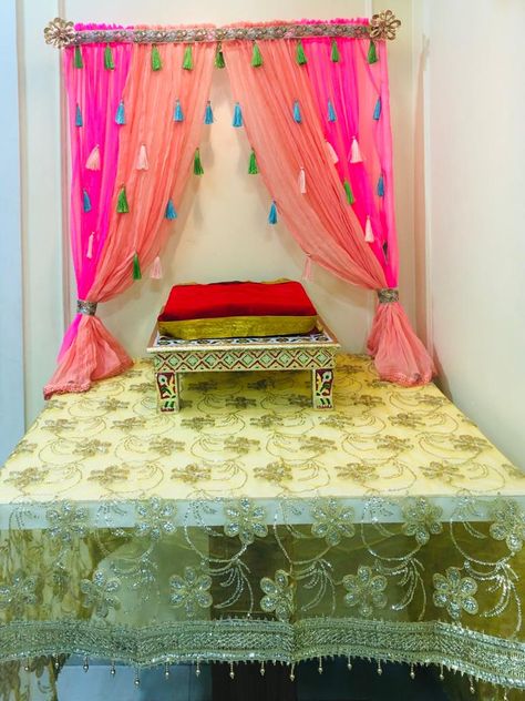 Ganpati Decoration With Dupatta, Saree Decoration Ideas For Ganpati, Ganpati Decoration With Saree, Dupatta Decoration Ideas At Home, Ganpati Decoration Theme At Home, Ganesha Decoration Ideas, Navratri Decor, Decoration Haldi, Navratri Decoration