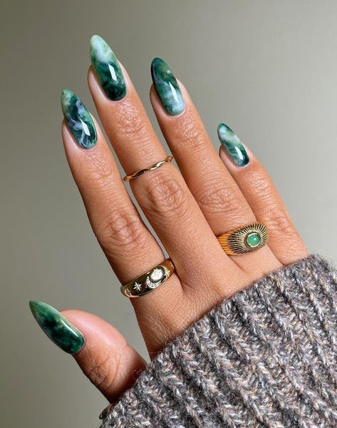 12 Emerald Green Nail Art Ideas For A Jewel-Toned Winter Green Nail Art Ideas, Emerald Green Nail, Minimal Manicure, Unique Nail Art Designs, Trendy Nail Polish, Nail Polish Shades, Jade Design, Emerald Nails, Unique Nail Art