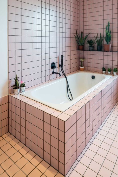 BVDS Hoxton London Bathroom bathtub square tiles pink shelf black tap Heart Furniture, Pink Shelves, Dekorere Bad, Tiled Bathroom, Bilik Idaman, Retro Bathrooms, Bathroom Goals, Pink Bathroom, Bathroom Renos