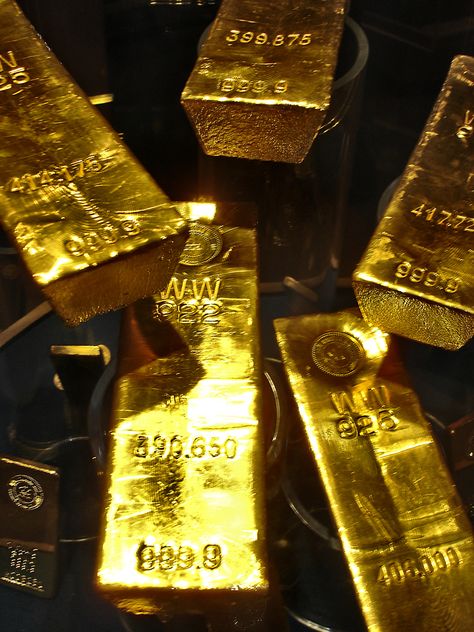 倫☜♥☞倫    Lots of money...that actually has value  *.♡♥♡♥Love★it Powerful Queen, Lingot D'or, Gold Bullion Bars, Gold Bars, Gold Money, Money Magnet, Gold Bullion, Gold Nugget, Money Cash