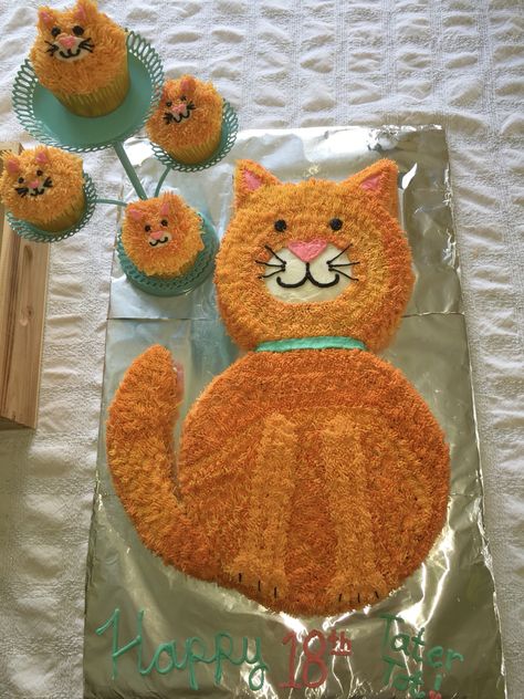 Cat Cake Ideas Easy, Cat Cupcakes Ideas Easy, Cat Cookie Cake, Ginger Cat Cake, Cat Shaped Cake, Kitty Cakes Birthdays, Orange Cat Cake, Diy Cat Cake, Easy Cat Cake