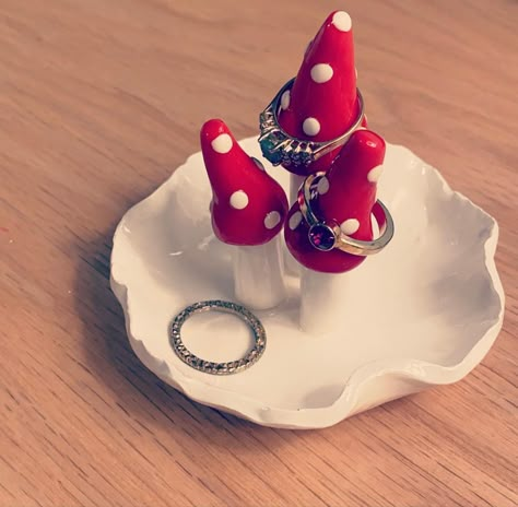 Clay Jewellery Holder Rings, Ring Holder Diy Homemade, Polymer Clay Tray Diy, Jewlrey Holders Ceramic Diy, Ring Trinket Dish, Diy Ring Tray, Pottery Ring Holders, Ring Clay Holder, Ring Bowls Clay