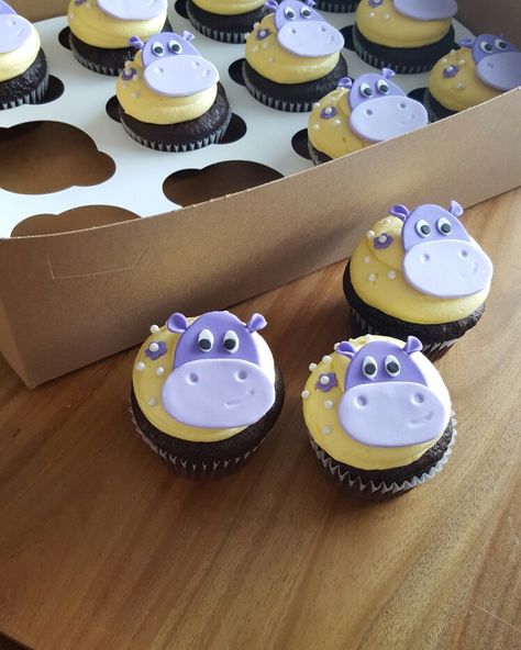 Hippo cupcakes. Hippo Cupcakes, Cupcakes Fancy, Fun Party Crafts, Hippo Cake, Garden Birthday Cake, Pull Apart Cake, Cupcake Decor, Animal Cupcakes, Safari Birthday Party