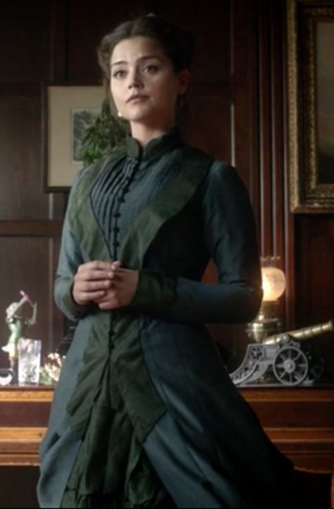 Jenna Coleman as Émeraude Governess Dress, Coc Characters, Victorian Doctor, Doctor Who Dress, Victorian People, Oswin Oswald, Doctor Who Clara, Historical Outfits, Doctor Who Costumes