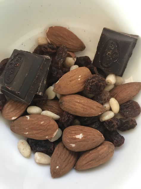 Almonds Aesthetic, Dark Chocolate Aesthetic, Nuts Aesthetic, Longevity Recipes, Healthy Lunch Snacks, Snack Craving, Tastemade Recipes, Healthy Food Motivation, Healthy Eating Habits