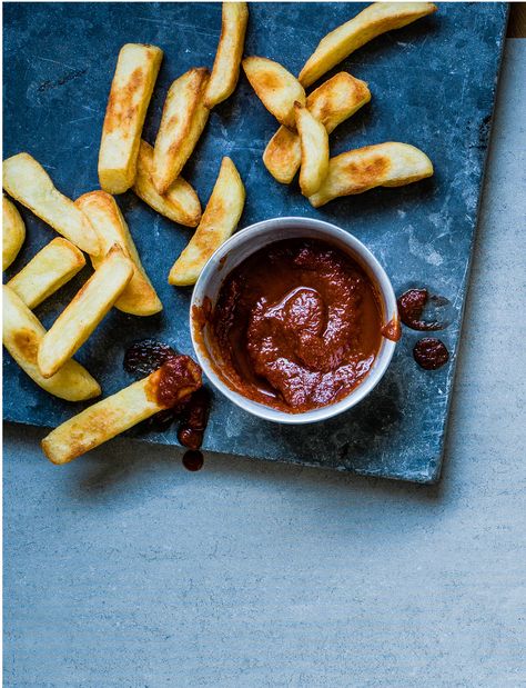 Our smoky ketchup recipe is made from juicy ripe tomatoes and rich smoked paprika Vegan Mac N Cheese, Falafel Burgers, Ketchup Recipe, Tomato Curry, Vegan Dip, Cooking Advice, Vegan Sides, Vegetable Puree, Spread Recipes