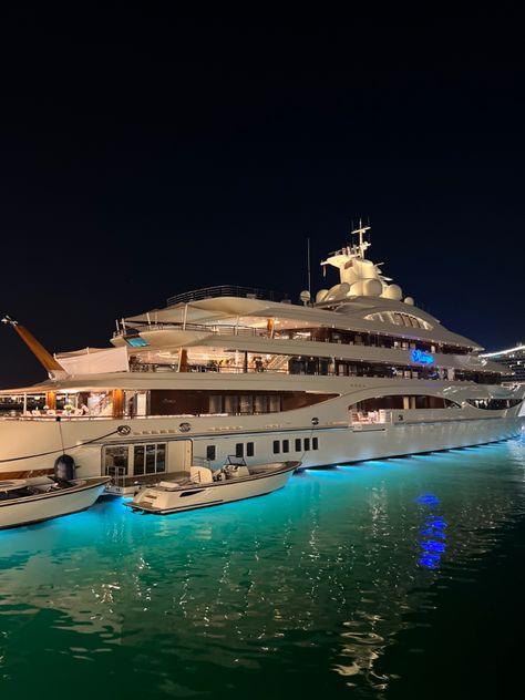 Yacht With Pool, Rich Girl Vibes Aesthetic, Bahamas At Night, Rich Girl Vibes, Boujee Lifestyle, Yacht Vacation, Mega Yacht, Cruise Pictures, Fast Life