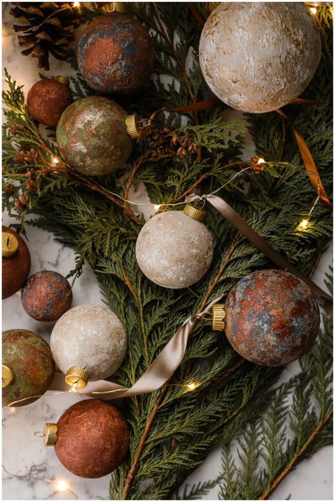 Rustic Christmas Baubles, Pinecones On Christmas Tree, Metallic Christmas Ornaments, Moody Green Christmas, Bronze Christmas Ornaments, Natural Organic Christmas Decor, Earth Tone Christmas Decor, Masculine Christmas Tree, Mixed Metals Christmas