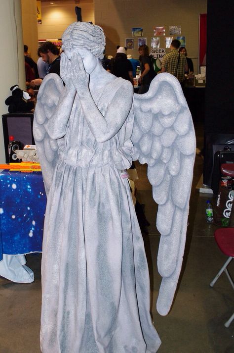 Weeping angel via dr who!! BEST HALLOWEEN COSTUME EVER Weeping Angel Cosplay, Weeping Angel Costume, Living Statue, Weeping Angel, Diy Kostüm, Epic Cosplay, Diy Vetement, Cosplay Characters, Amazing Cosplay