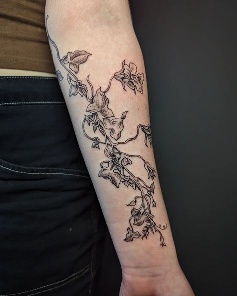 Lovely illustrative snapdragon vine for Emma's first tattoo! Love how this came out, such an elegant placement! Thank you for the trust! Narciccus Flowers Tattoo, Dragon Vine Tattoo, Snapdragon Tattoo, Flower Vine Tattoos, Snap Dragon, Snapdragon Flowers, Vine Tattoo, Tattoo Love, Vine Tattoos