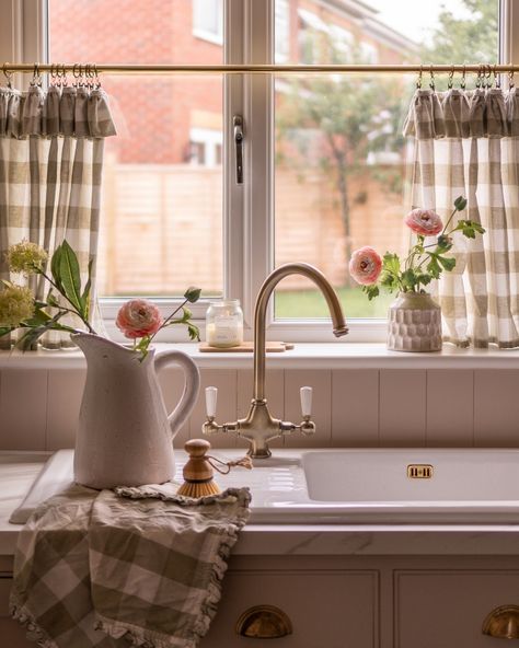 Wow! I've never had as many DMs as I did last night when I posted a pic of my DIY kitchen cafe curtains. You guys went nuts for them. So I thought I'd dedicate a wee post to the gingham kitchen cafe curtains of dreams. The truth is that they are a DIY kitchen project. I used a ruffled gingham tablecloth which I cut to size and hemmed to make curtains the perfect drop for our kitchen window. The pole is a brass 19mm pole from @bandq_uk and the rings with clips were a little bargain buy from ... Garden Window Kitchen, Window Above Sink, Gingham Kitchen, Country Kitchen Curtains, Country Chic Kitchen, Kitchen Window Decor, Cafe Curtains Kitchen, Ruffled Tablecloth, Cottage Curtains