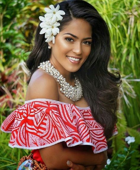 MELI MELO Easy Hawaiian Hairstyles, Hawaiian Luau Hairstyles, Hawaii Hairstyle, Samoan Dress, Hawaiian Hairstyles, Hawaiian Woman, Embrace Natural Beauty, Traditional Hairstyle, Hawaiian Culture