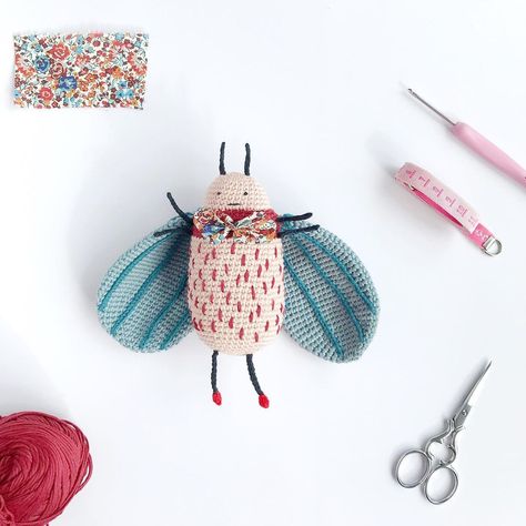 Bug Pattern, Confection Au Crochet, The Bug, Crochet Diy, Fabric Bows, Amigurumi Toys, Love Crochet, Knitted Toys, Crochet Patterns Amigurumi